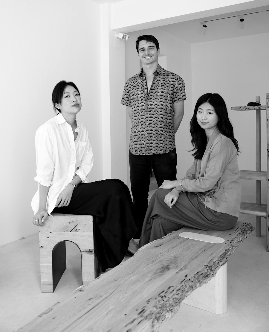 Edoardo Scarpa, Fei Xu e Chung Yuet Man nello spazio espositivo dell'Associazione