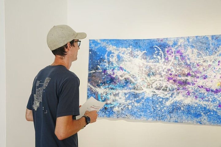 Visitatore davanti a un'opera, mostra Voices, Amplified: A Manifesto, Serica Venice