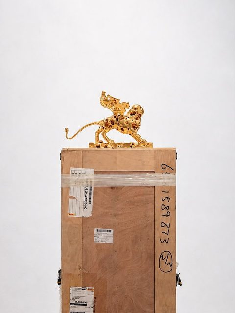 Leone dorato di Wang Hui su cassa da trasporto, mostra The Weathering Lions, Serica Venice
