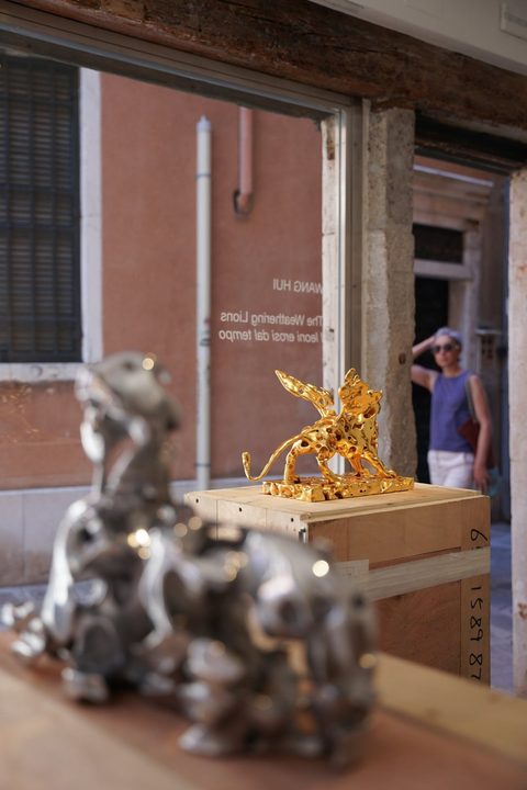 Sculture di Wang Hui in vetrina, mostra The Weathering Lions, Serica Venice